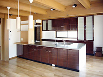 Ｊパネル（国産杉３層クロスパネル）を使用した天井、 キッチンには清潔感のあるシステムキッチンを採用