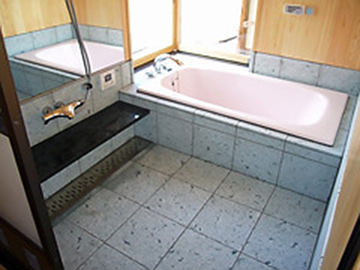 青森産青石を使用した浴室床、桧ムクの浴室壁